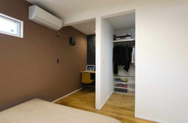 丸窓がアクセントの白壁と木が調和する上質モダン平屋 - ネオデザインホーム - 洋室