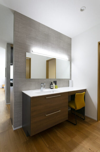 丸窓がアクセントの白壁と木が調和する上質モダン平屋 - ネオデザインホーム - 洗面スペース