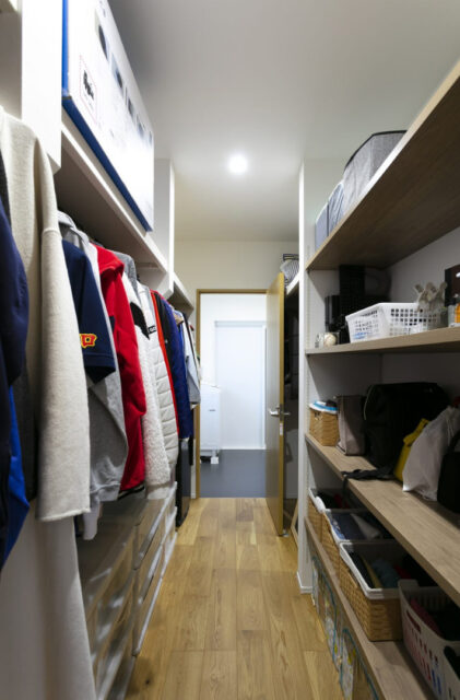 丸窓がアクセントの白壁と木が調和する上質モダン平屋 - ネオデザインホーム - WIC