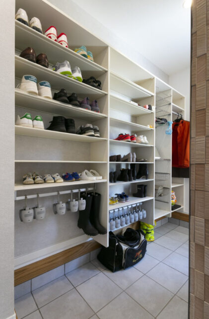 丸窓がアクセントの白壁と木が調和する上質モダン平屋 - ネオデザインホーム - シューズクローク