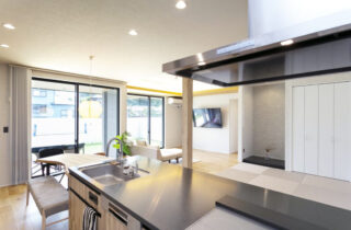 深い軒とジャパンディが調和する快適に子育てできる平屋 - NEOデザインホーム - LDK