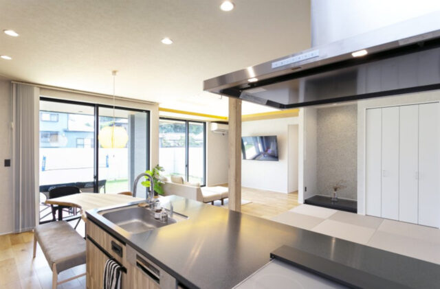 深い軒とジャパンディが調和する快適に子育てできる平屋 - NEOデザインホーム - LDK