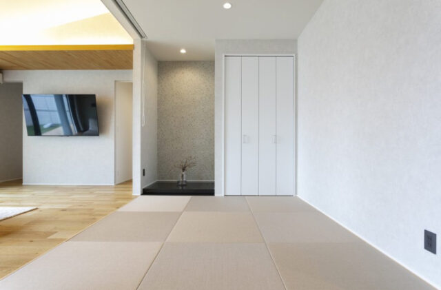 深い軒とジャパンディが調和する快適に子育てできる平屋 - NEOデザインホーム - 畳スペース