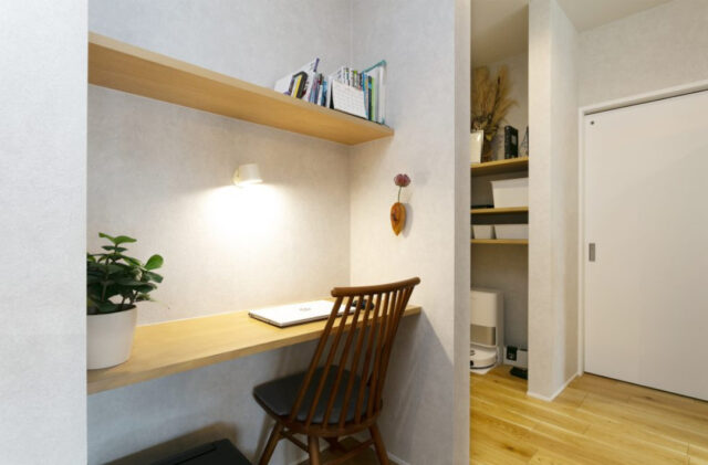 深い軒とジャパンディが調和する快適に子育てできる平屋 - NEOデザインホーム - ワークスペース