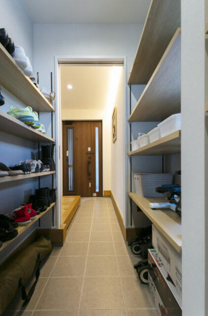 深い軒とジャパンディが調和する快適に子育てできる平屋 - NEOデザインホーム - シューズクローク
