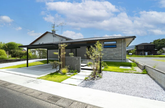 深い軒とジャパンディが調和する快適に子育てできる平屋 - NEOデザインホーム - 外観・外構