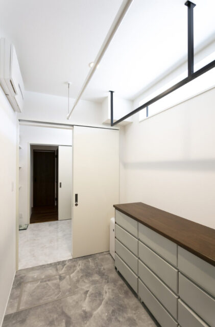 寄棟屋根の風格ある外観に家事ラク動線を備えた5人家族の平屋 - NEOデザインホーム - ランドリールーム