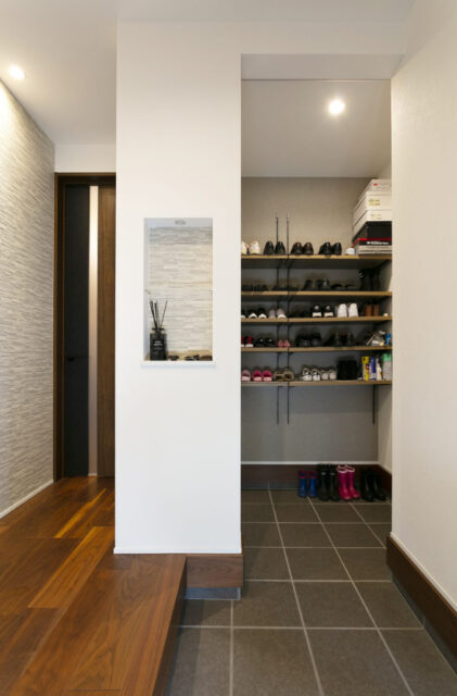 寄棟屋根の風格ある外観に家事ラク動線を備えた5人家族の平屋 - NEOデザインホーム - 玄関