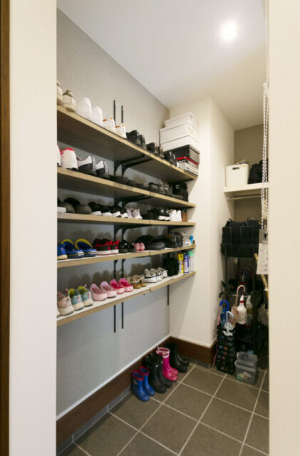 寄棟屋根の風格ある外観に家事ラク動線を備えた5人家族の平屋 - NEOデザインホーム - シューズクローク