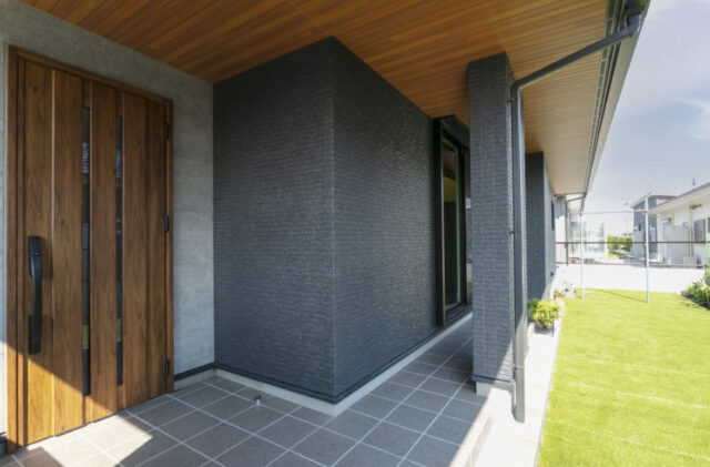 寄棟屋根の風格ある外観に家事ラク動線を備えた5人家族の平屋 - NEOデザインホーム - 玄関外観