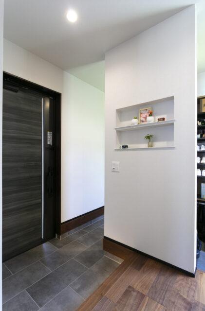 絶景とプライベートなお庭を楽しむクラシックモダンな平屋 - NEOデザインホーム - 玄関