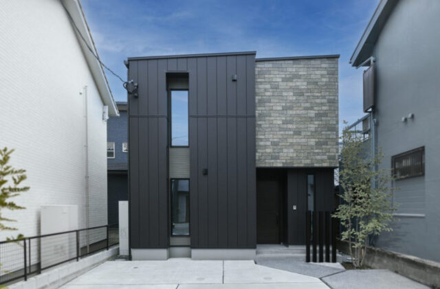 黒ガルバの重厚な佇まいに開放的な吹き抜けがある28坪2階建て - NEOデザインホーム - 外観