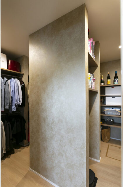 グレーとベージュが彩る機能美と動線を極めたガレージ平屋 - NEOデザインホーム - ファミリークローゼット・パントリー