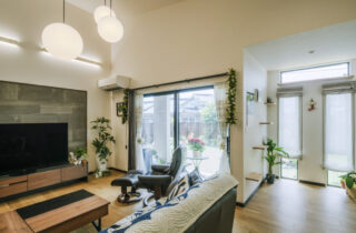 愛猫と庭を眺めて暮らす趣味を謳歌する平屋 - NEOデザインホーム - リビング・キャットウォーク