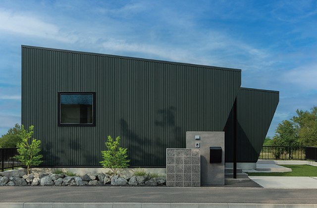 南さつま市加世田モデルハウス「深い軒の影が美しい端正なガルバリウム外観の平屋」(南さつま市) - NEOデザインホーム