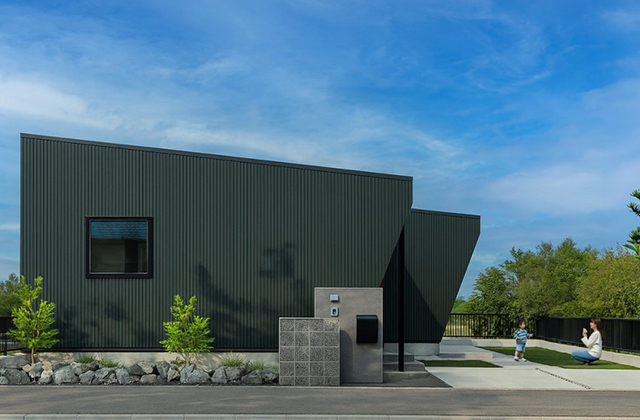 外観 - 南さつま市加世田モデルハウス「深い軒の影が美しい端正なガルバリウム外観の平屋」(南さつま市) - NEOデザインホーム