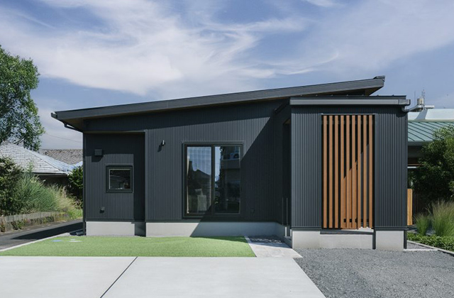 鹿屋市寿モデルハウス「黒のガルバリウムと木格子の端正なモダン平屋」(鹿屋市) - NEOデザインホーム