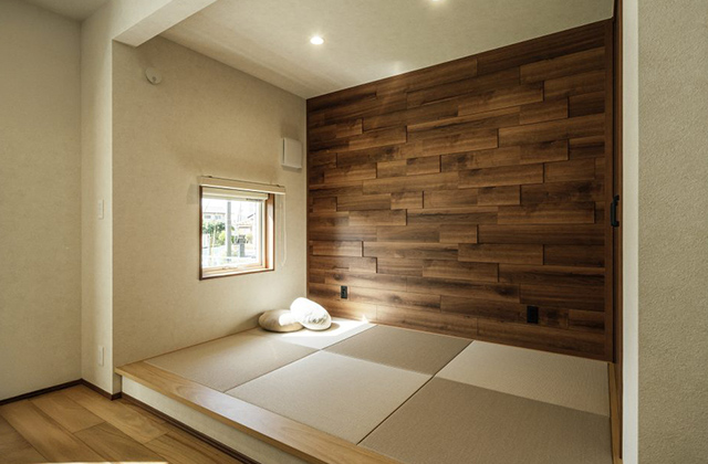 畳スペース - 鹿屋市寿モデルハウス「黒のガルバリウムと木格子の端正なモダン平屋」(鹿屋市) - NEOデザインホーム