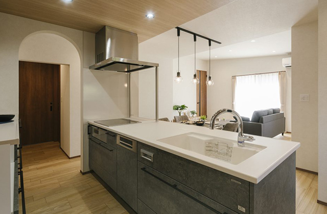 キッチン - 鹿屋市寿モデルハウス「黒のガルバリウムと木格子の端正なモダン平屋」(鹿屋市) - NEOデザインホーム