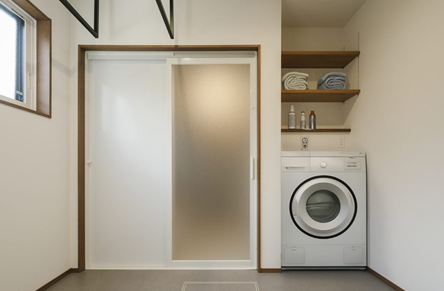 脱衣・ランドリー - 鹿屋市寿モデルハウス「黒のガルバリウムと木格子の端正なモダン平屋」(鹿屋市) - NEOデザインホーム