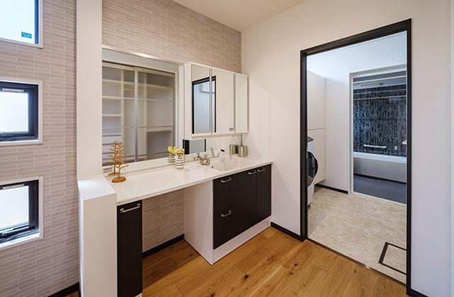 洗面所 - 白×黒のビンテージが似合う外観と家事ラク動線の平屋 - NEOデザインホーム - 建築事例