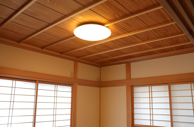 和室天井 - 天然木材をふんだんに使用した木造4LDK2階建て 西川建設