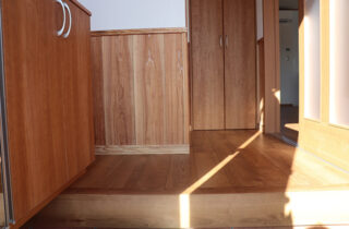 玄関 - 天然木材をふんだんに使った内装のコンパクトな平屋 西川建設