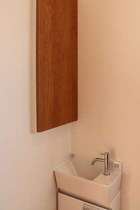 トイレ収納 - 天然木材をふんだんに使った内装のコンパクトな平屋 西川建設