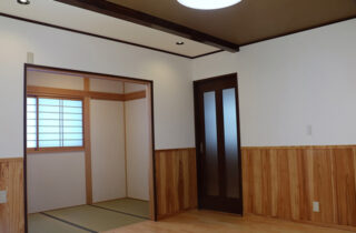 和室 - 天然木に包まれる癒しの空間の2階建て 西川建設