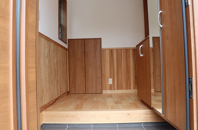 玄関 - ヒノキを床材に使用した広々リビングが魅力の2階建て 西川建設