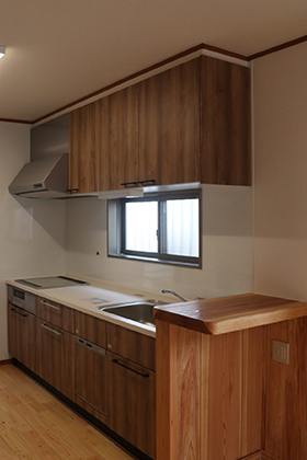 キッチン - ヒノキを床材に使用した広々リビングが魅力の2階建て 西川建設