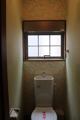 トイレ - ヒノキを床材に使用した広々リビングが魅力の2階建て 西川建設