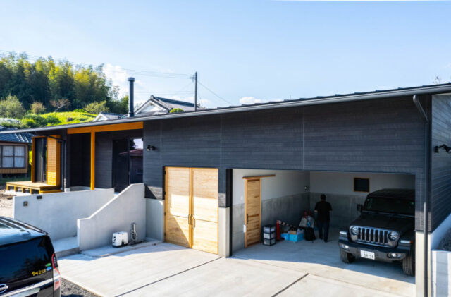 3台収容の圧倒的ガレージと一直線に繋がる完璧な洗濯動線の平屋 - おばま工務店 - 外観