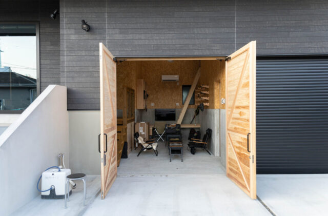 3台収容の圧倒的ガレージと一直線に繋がる完璧な洗濯動線の平屋 - おばま工務店 - ガレージ