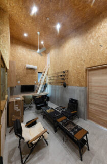 3台収容の圧倒的ガレージと一直線に繋がる完璧な洗濯動線の平屋 - おばま工務店 - ガレージ・多目的スペース