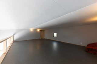 3台収容の圧倒的ガレージと一直線に繋がる完璧な洗濯動線の平屋 - おばま工務店 - ロフト