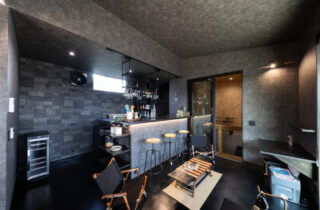 3台収容の圧倒的ガレージと一直線に繋がる完璧な洗濯動線の平屋 - おばま工務店 - キッチン・ダイニング