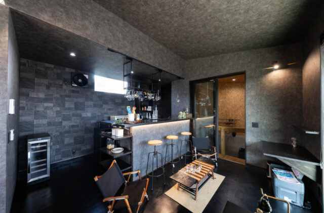 3台収容の圧倒的ガレージと一直線に繋がる完璧な洗濯動線の平屋 - おばま工務店 - キッチン・ダイニング