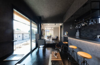 3台収容の圧倒的ガレージと一直線に繋がる完璧な洗濯動線の平屋 - おばま工務店 - LDK