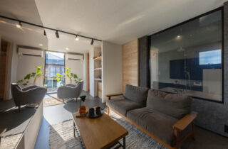 3台収容の圧倒的ガレージと一直線に繋がる完璧な洗濯動線の平屋 - おばま工務店 - リビング