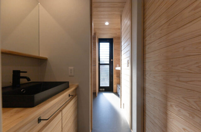 3台収容の圧倒的ガレージと一直線に繋がる完璧な洗濯動線の平屋 - おばま工務店 - 洗面・収納