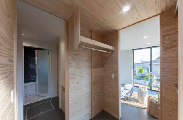 3台収容の圧倒的ガレージと一直線に繋がる完璧な洗濯動線の平屋 - おばま工務店 - 浴室・収納