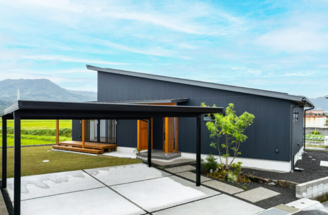 スタイリッシュな片流れ屋根と重厚感ある外観が映えるロフトと和室を備えた平屋 - おばま工務店 - 外観