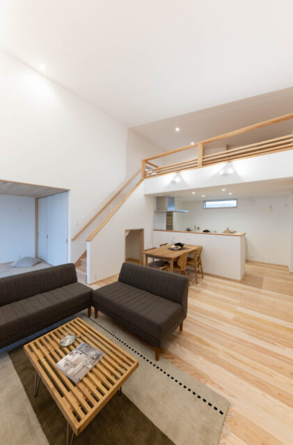 スタイリッシュな片流れ屋根と重厚感ある外観が映えるロフトと和室を備えた平屋 - おばま工務店 - LDK・ロフト・和室