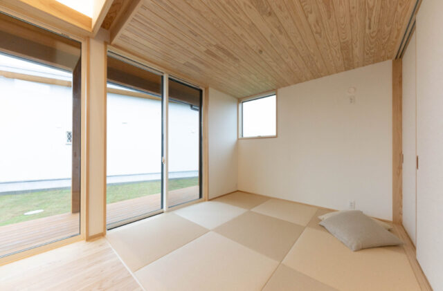 スタイリッシュな片流れ屋根と重厚感ある外観が映えるロフトと和室を備えた平屋 - おばま工務店 - 和室