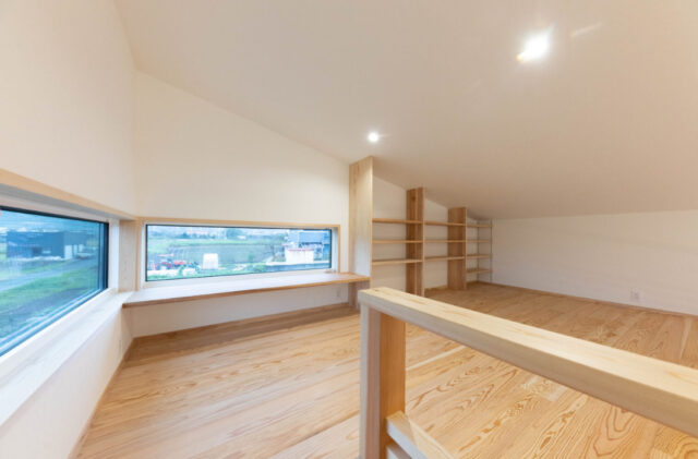 スタイリッシュな片流れ屋根と重厚感ある外観が映えるロフトと和室を備えた平屋 - おばま工務店 - ロフト