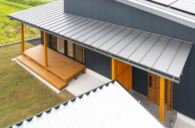 スタイリッシュな片流れ屋根と重厚感ある外観が映えるロフトと和室を備えた平屋 - おばま工務店 - 外構