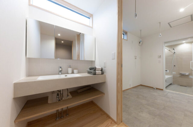 スタイリッシュな片流れ屋根と重厚感ある外観が映えるロフトと和室を備えた平屋 - おばま工務店 - サニタリールーム