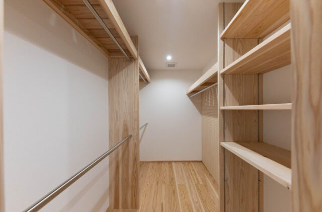 スタイリッシュな片流れ屋根と重厚感ある外観が映えるロフトと和室を備えた平屋 - おばま工務店 - WIC