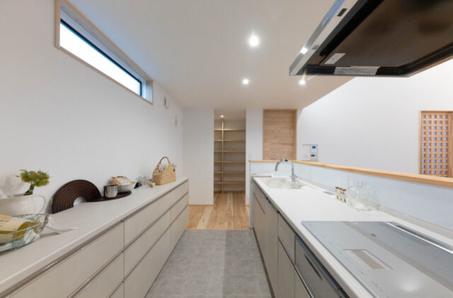 スタイリッシュな片流れ屋根と重厚感ある外観が映えるロフトと和室を備えた平屋 - おばま工務店 - キッチン